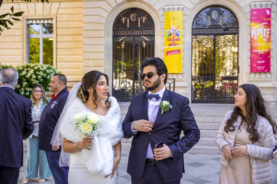 Devant l'hôtel de ville