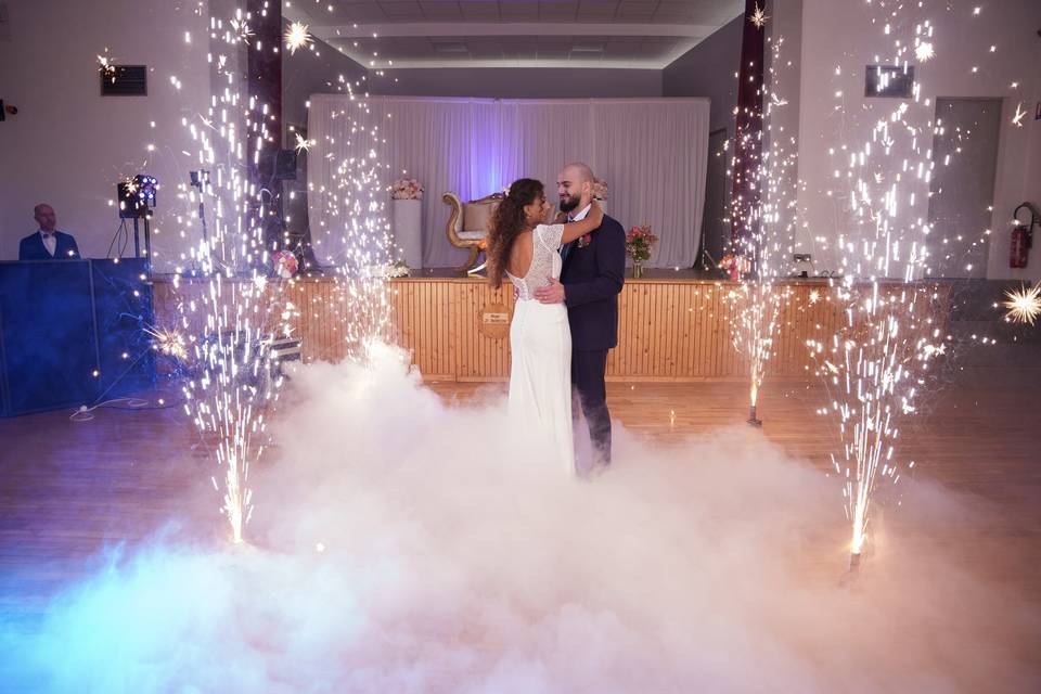 Marié fumée et feu d'artifice