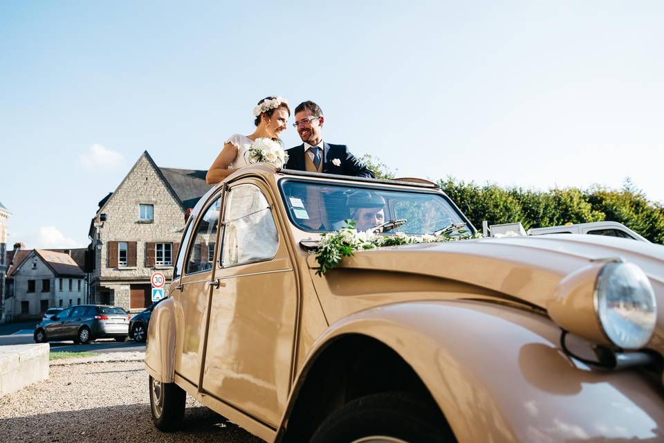 Sortie de l'église en 2cv