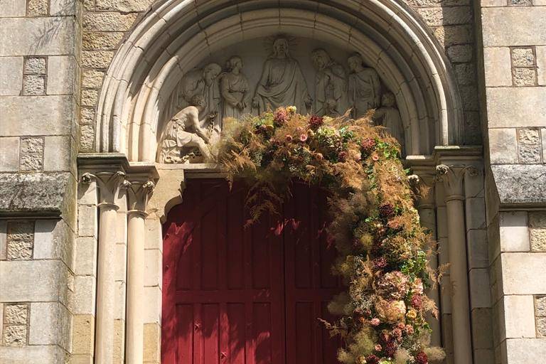 Décor d'entrée d'église