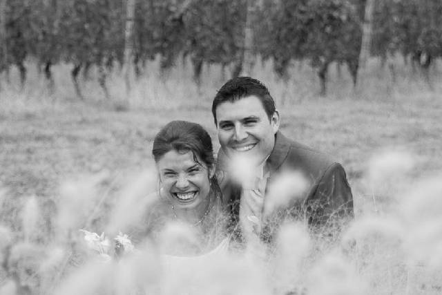 La mariée et le marié dans le jardin