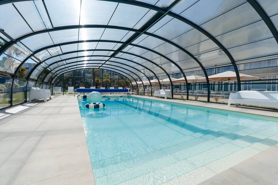 Piscine extérieure couverte