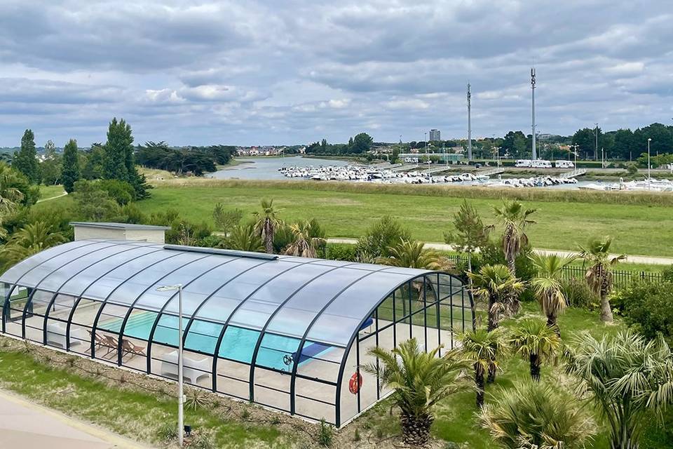 Piscine extérieure couverte