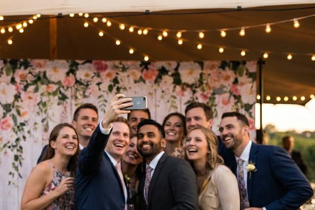 Selfie des invités au coin photo du mariage