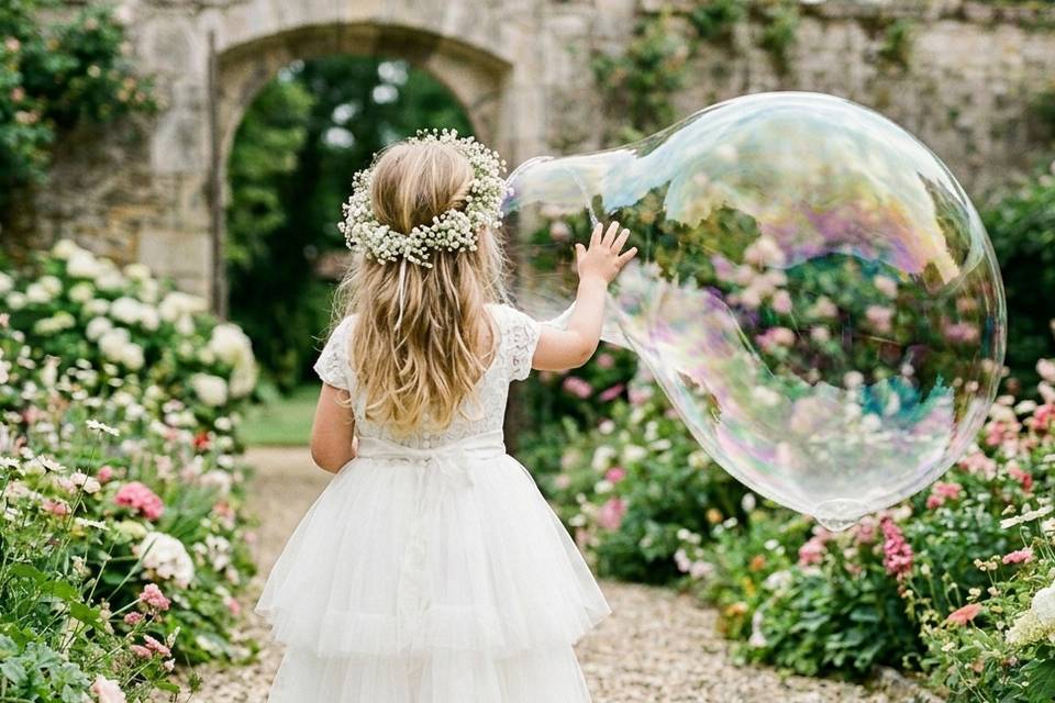 Petite fille et sa bulle