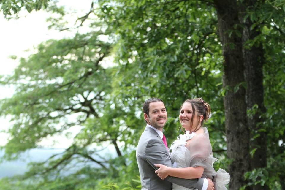 Photo de couple dans les bois