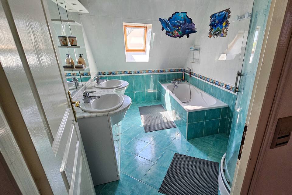 Salle de bain à l'étage 1