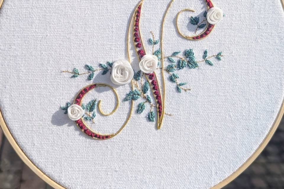 Broderie initiale florale