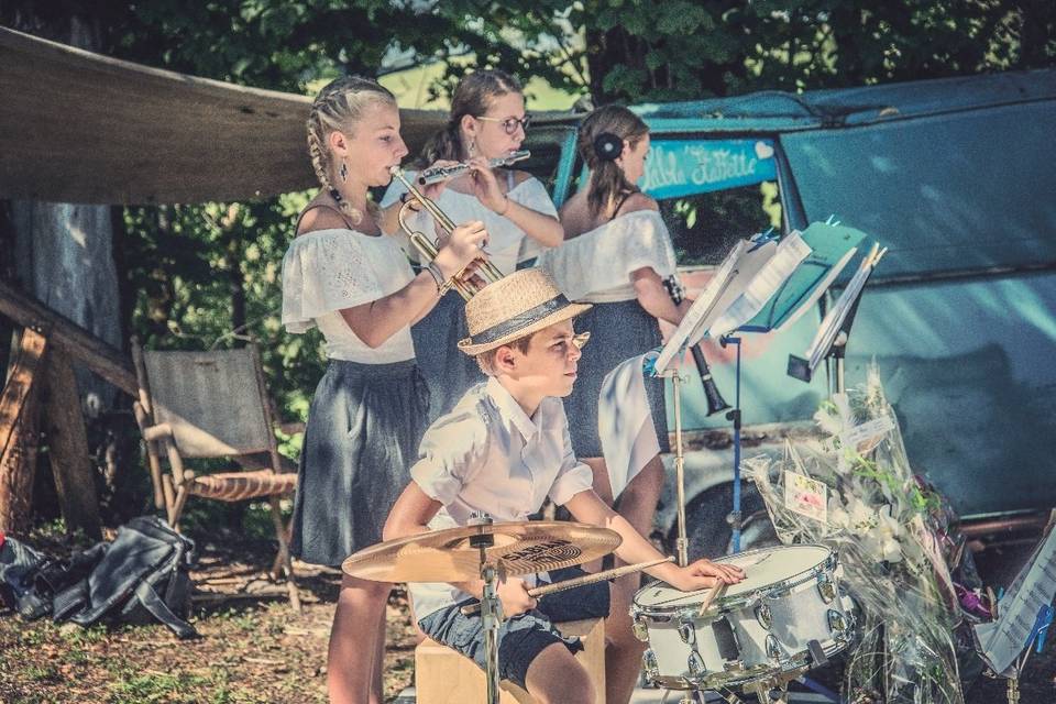 Les jeunes assurent la musique