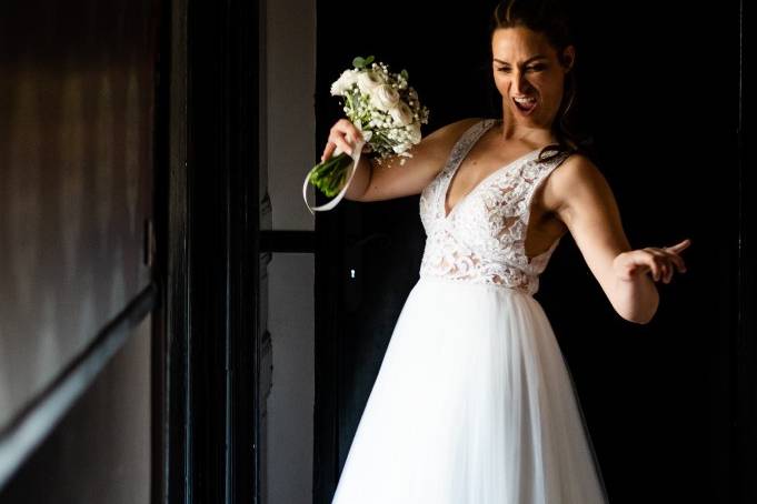 Mariée et son bouquet roond