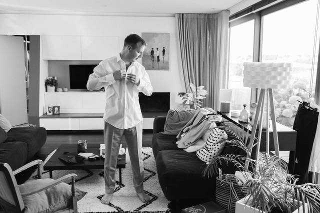 Marié se préparant