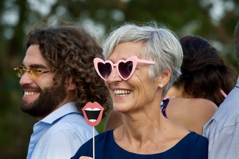 Photo des invités heureux