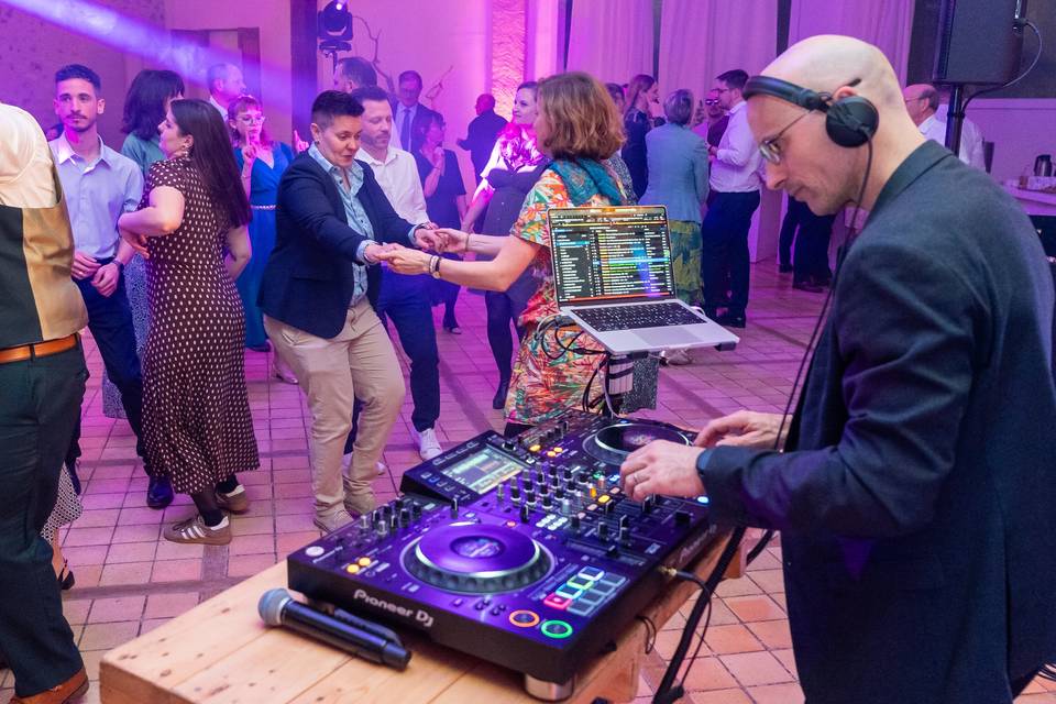 DJ face danseurs