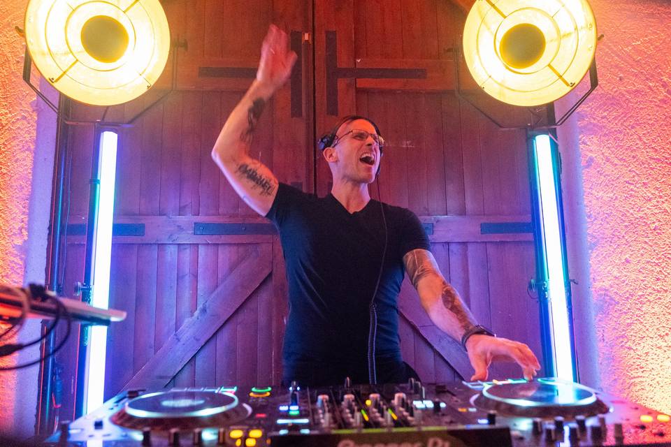 DJ mains levées