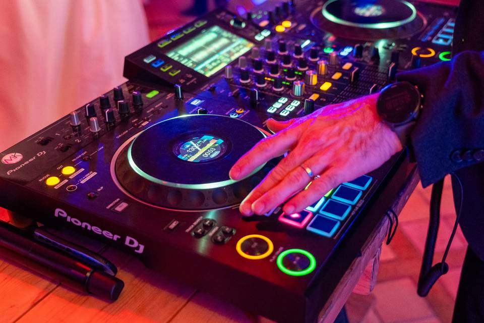 Mains console DJ