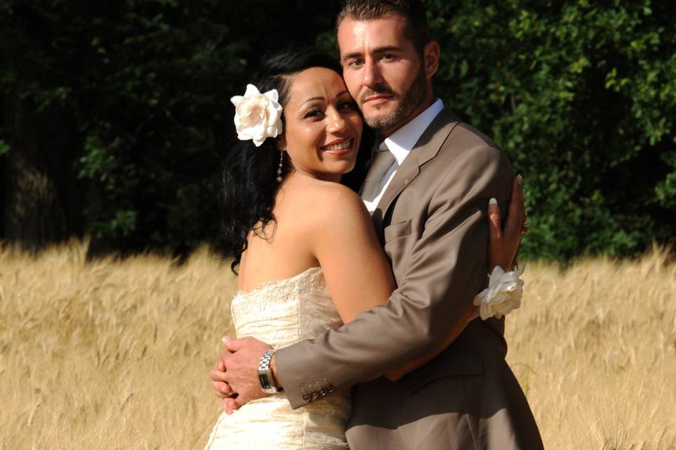 Couple en champ de blé