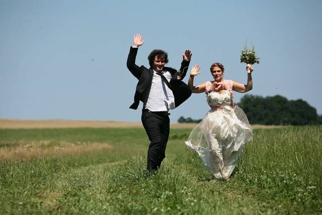 Les mariés dans le pré