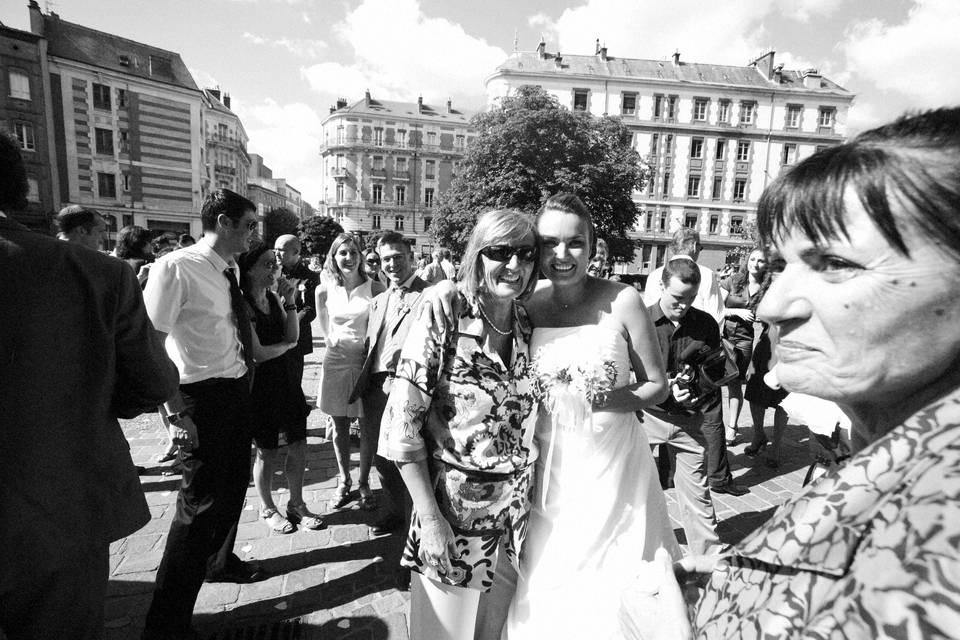 Elle pose avec la mariée