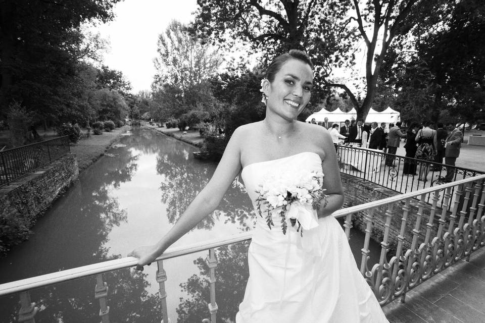 La mariée sur le pont du canal