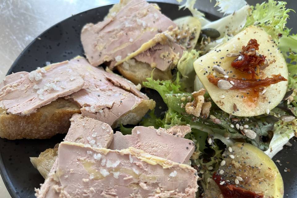 Foie gras mi-cuit sur toast