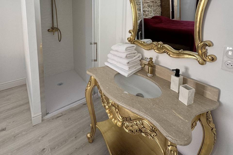 Détail chambre cour blanche