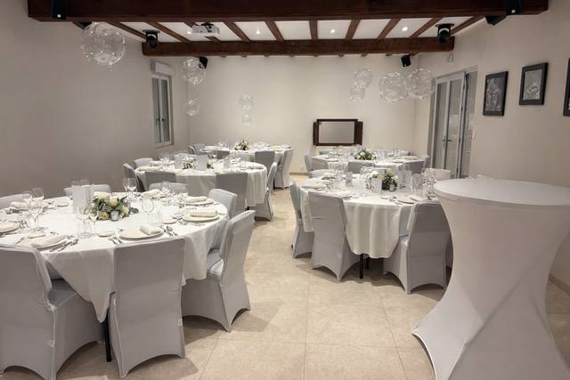 Salle de réception décorée