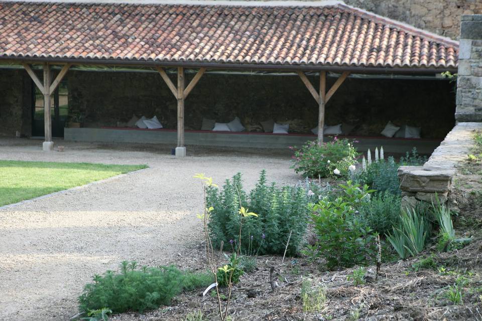 Auvent attenant à la salle