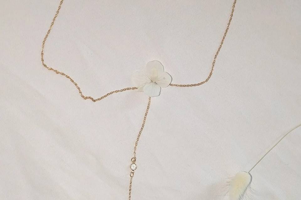 Collier de dos avec hortensia