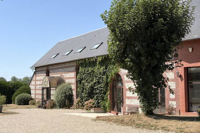 La salle vue de l'extérieur