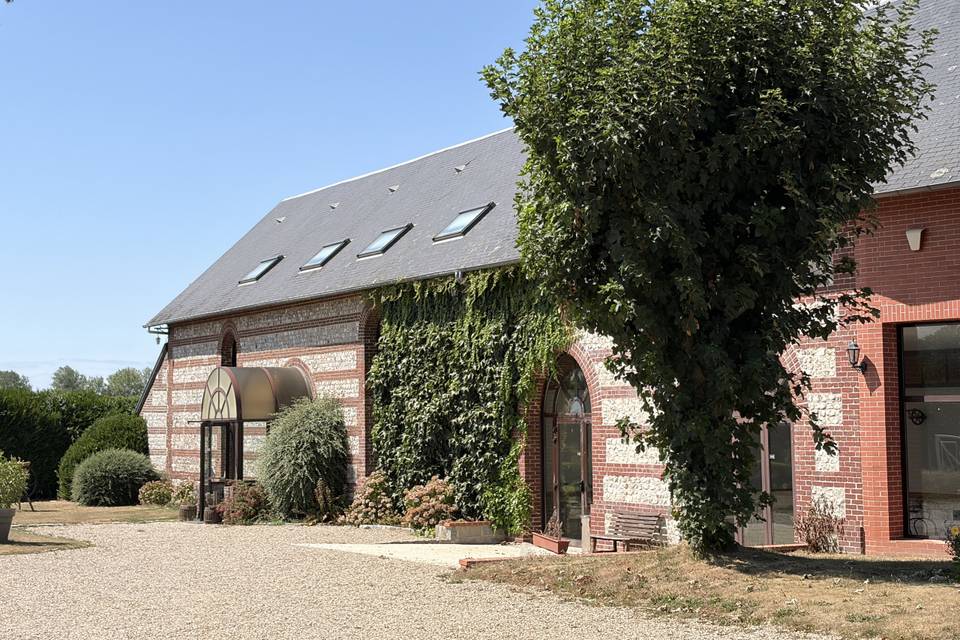 La salle vue de l'extérieur
