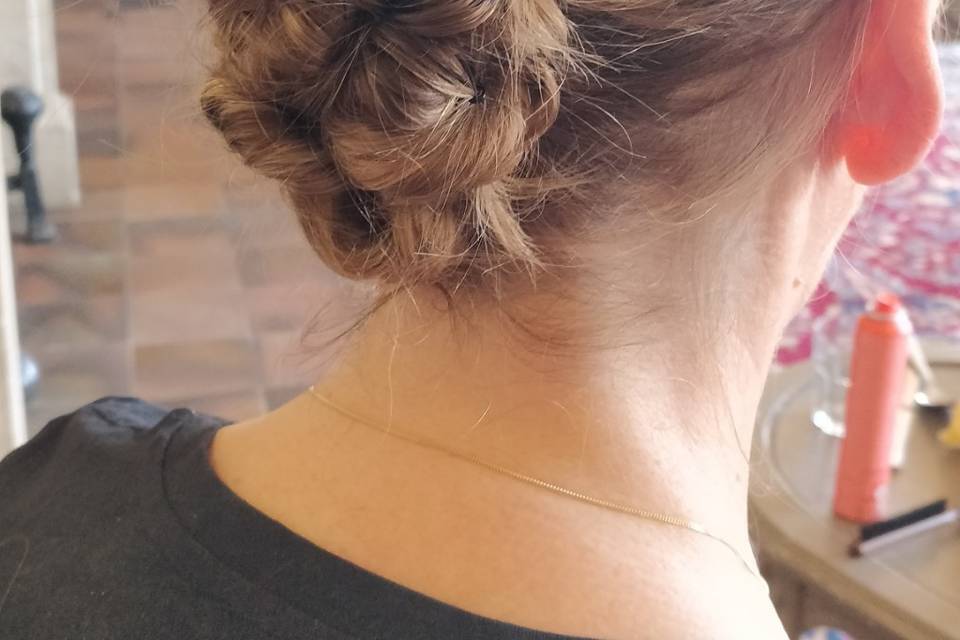 Chignon bas de nuque flou