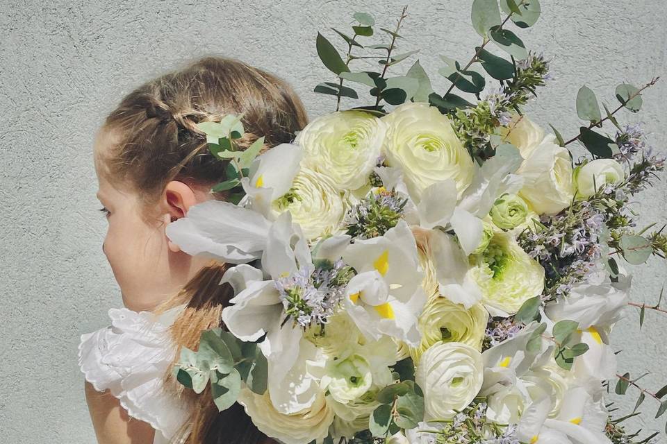 Demoiselle au bouquet blanc