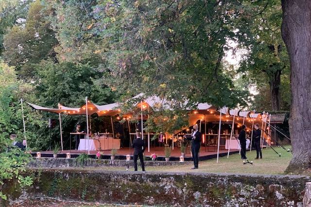 Tente stretch dans le parc