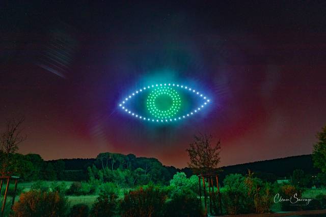 Drone lumineux : Le regard...