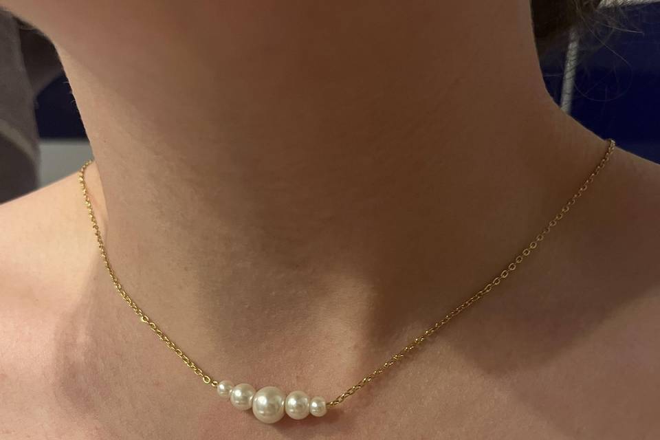 Collier doré et perle