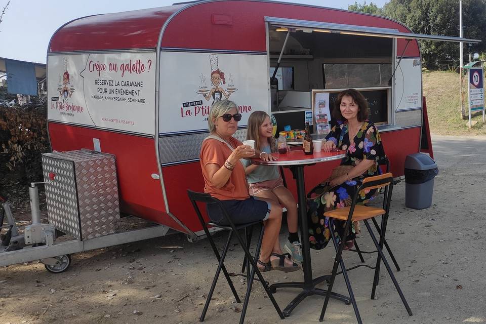 Repas familial à la caravane