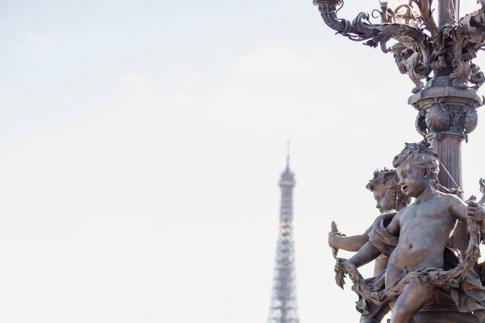 Devant la Tour Eiffel