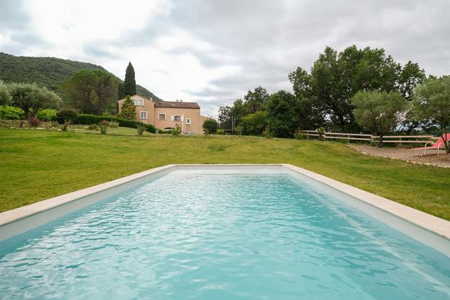 Vue piscine / bâtisse