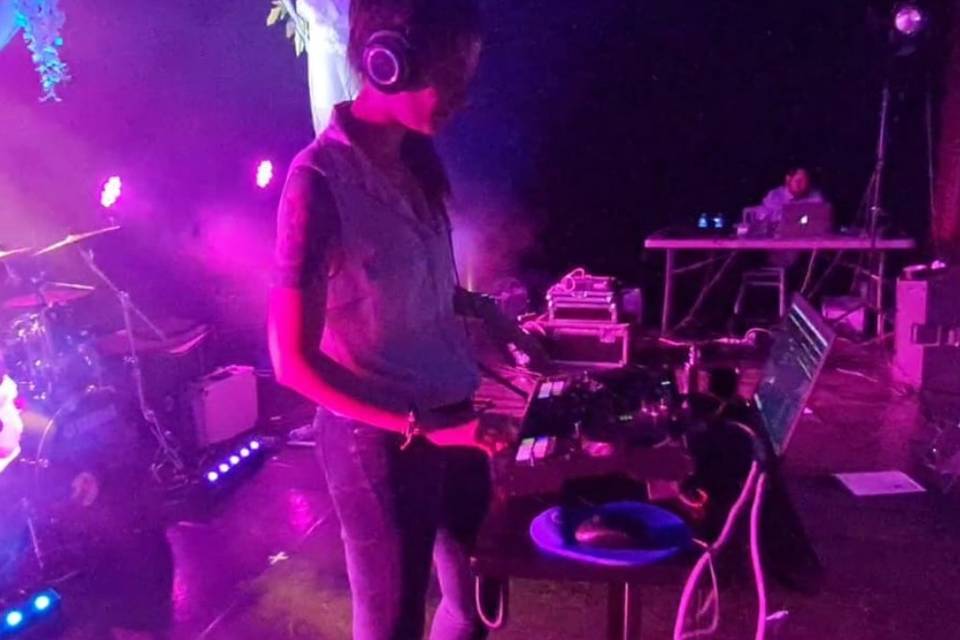 Julia, DJ