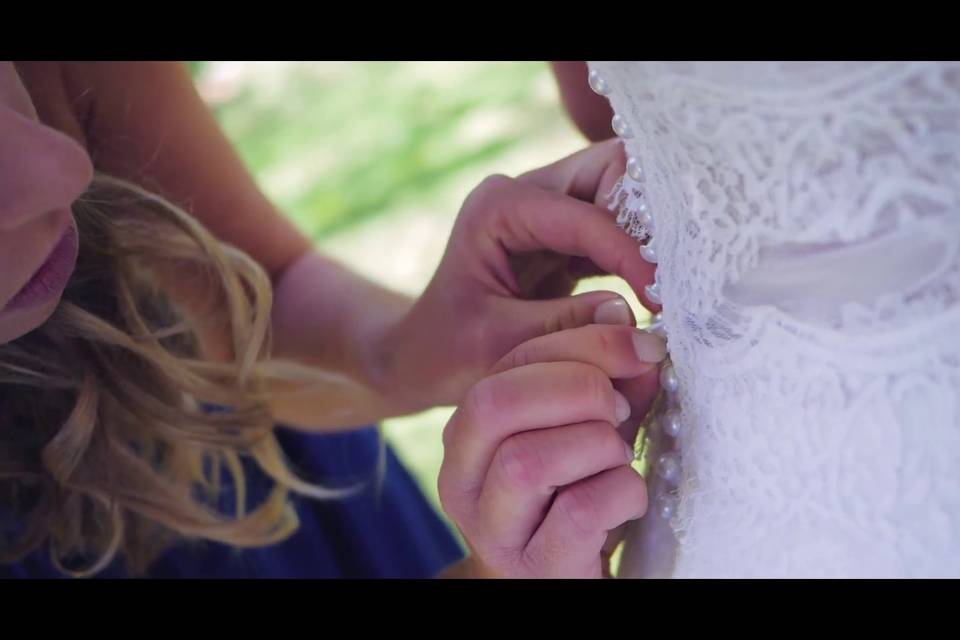 Boutonnage de la robe de Julie