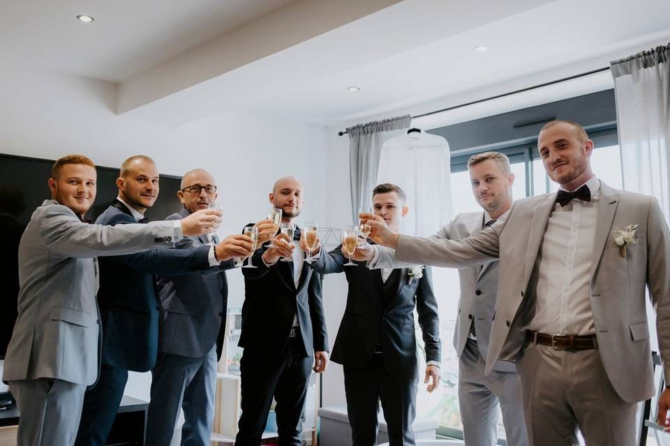 Champagne team groom !