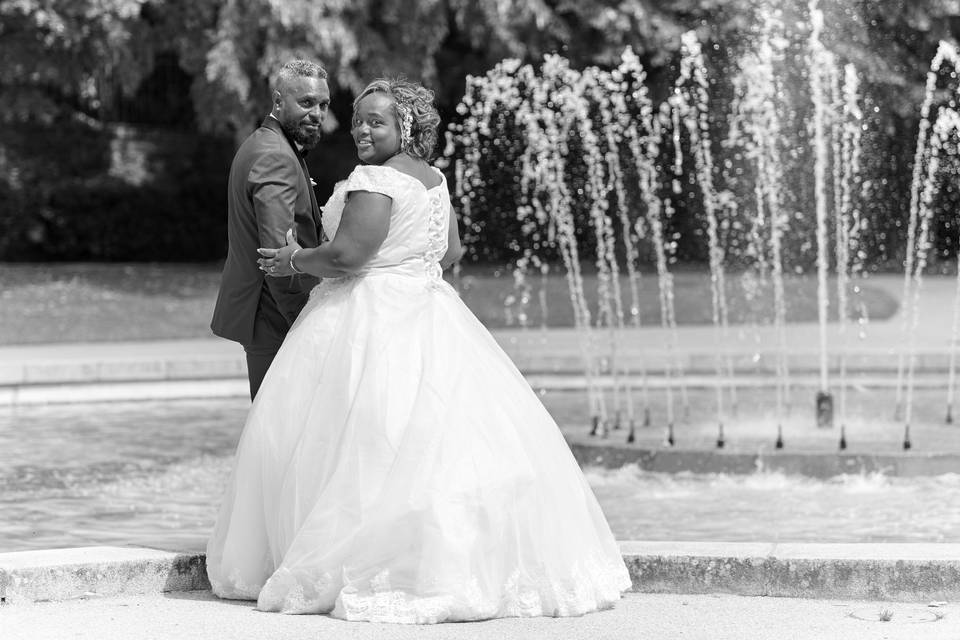 Couple devant la fontaine