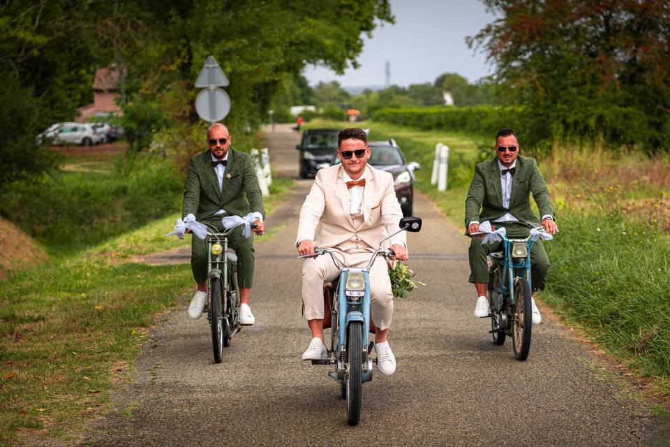 Arrivée marié et ses témoins