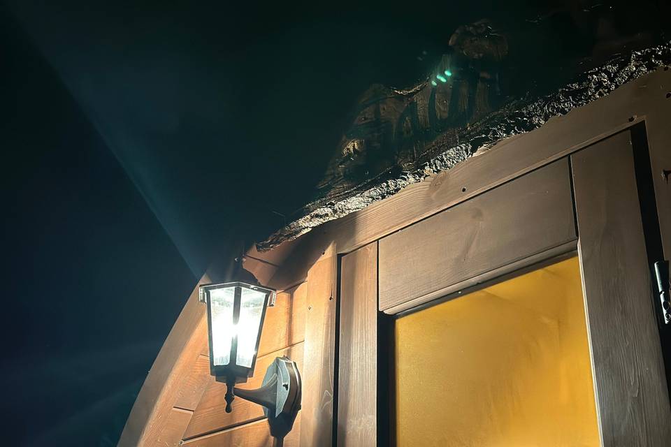 Extérieur du sauna de nuit