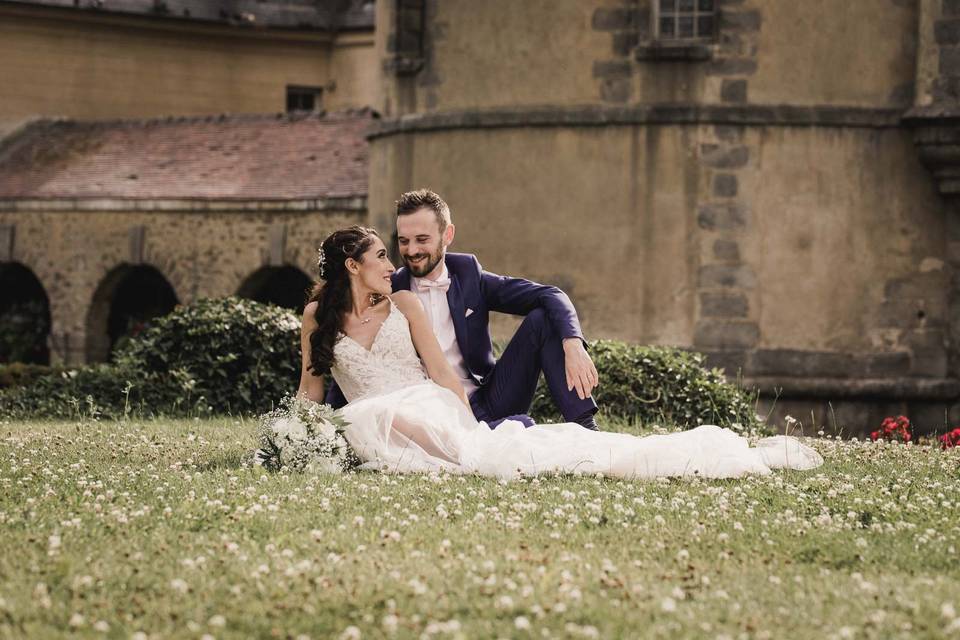 Couple dans l'herbe