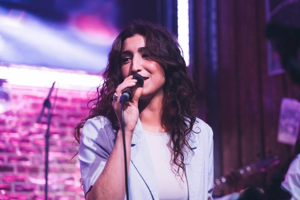 Leonie la chanteuse