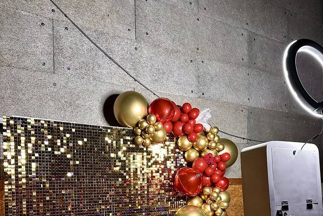 Loc. Shimmer Wall Photobooth