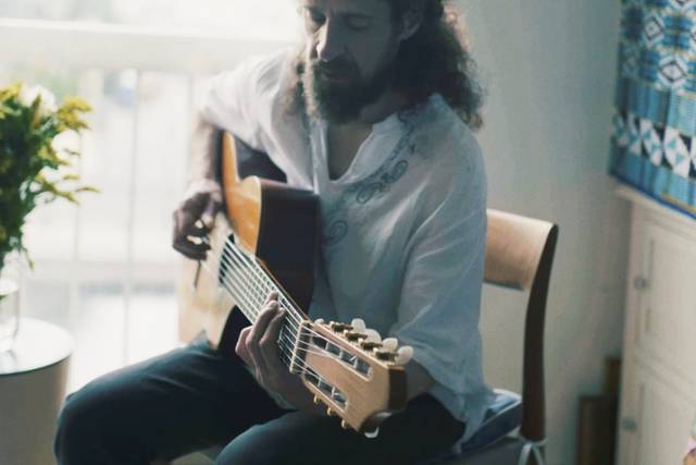 Hervé à la guitare 7 cordes