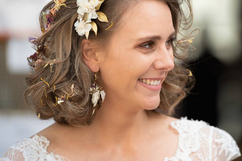 Coiffure bohème et broche fleurs