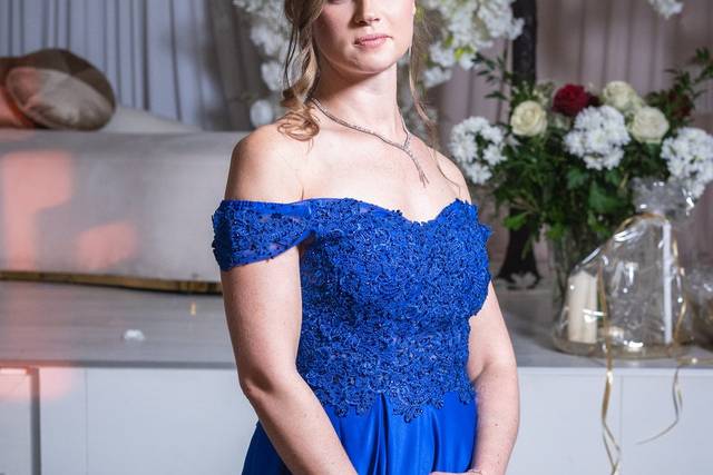 Invitée en robe bleue